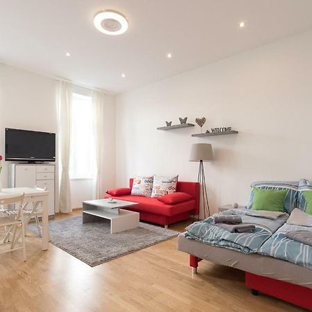 Bright Red Heart Apartment In Leopoldstadt เวียนนา ภายนอก รูปภาพ