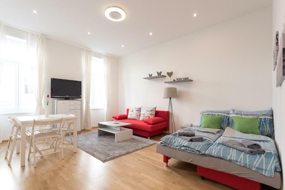 Bright Red Heart Apartment In Leopoldstadt เวียนนา ภายนอก รูปภาพ
