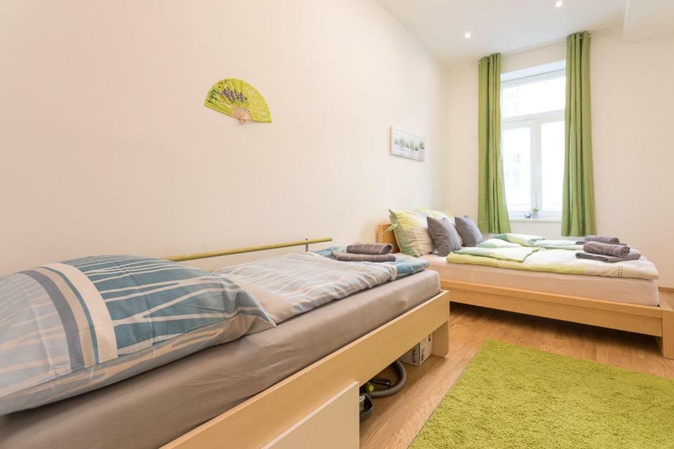 Bright Red Heart Apartment In Leopoldstadt เวียนนา ภายนอก รูปภาพ