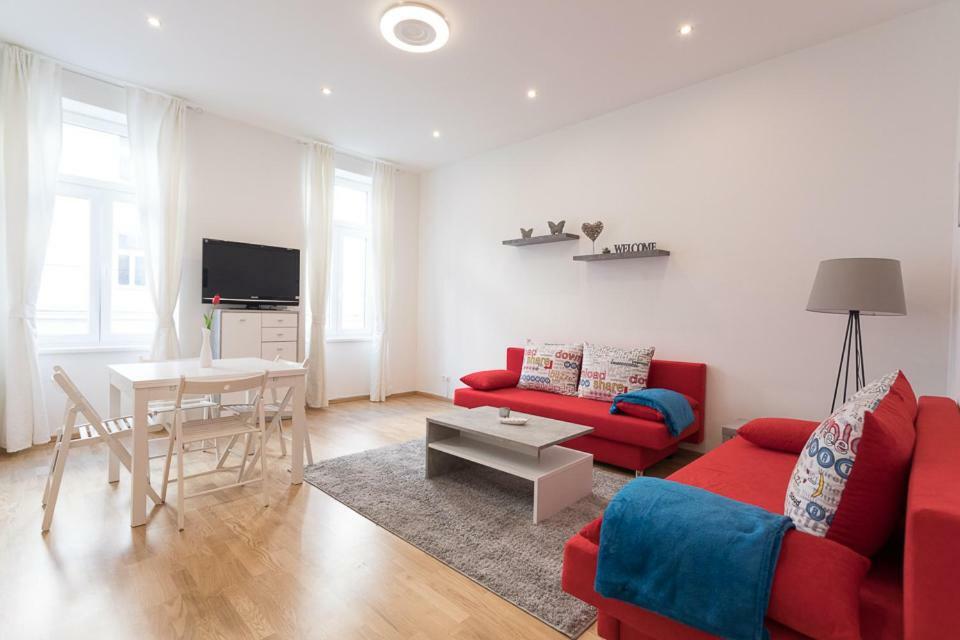 Bright Red Heart Apartment In Leopoldstadt เวียนนา ภายนอก รูปภาพ