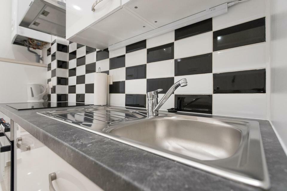 Bright Red Heart Apartment In Leopoldstadt เวียนนา ภายนอก รูปภาพ
