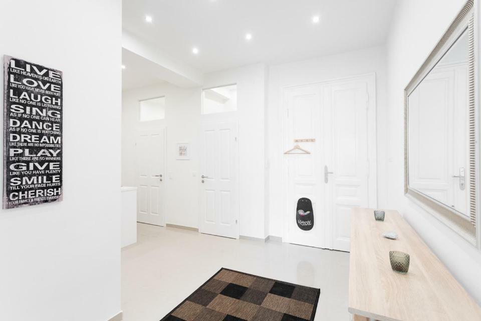 Bright Red Heart Apartment In Leopoldstadt เวียนนา ภายนอก รูปภาพ