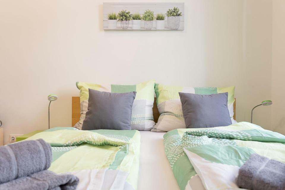 Bright Red Heart Apartment In Leopoldstadt เวียนนา ภายนอก รูปภาพ