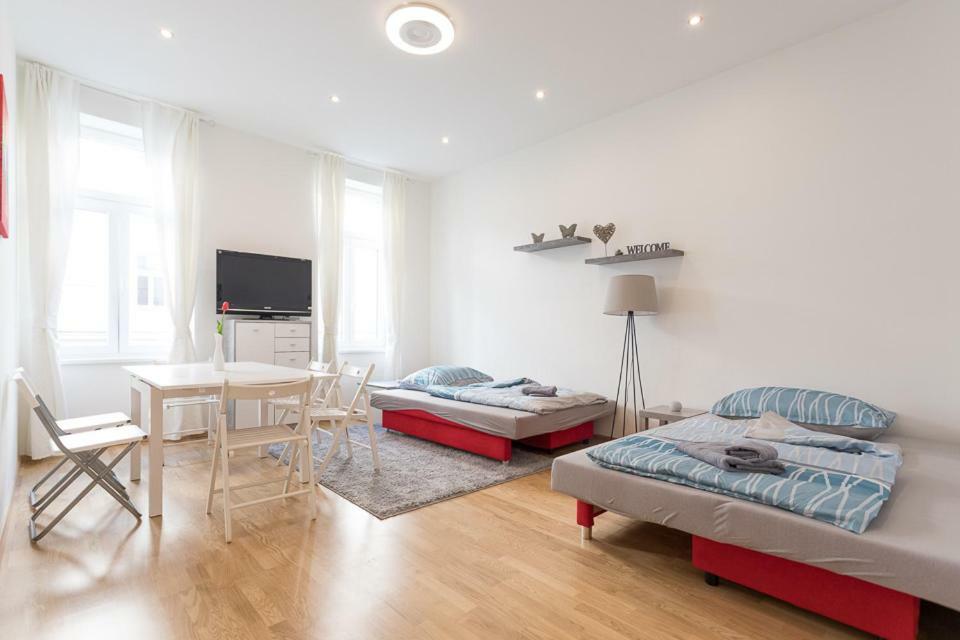 Bright Red Heart Apartment In Leopoldstadt เวียนนา ภายนอก รูปภาพ