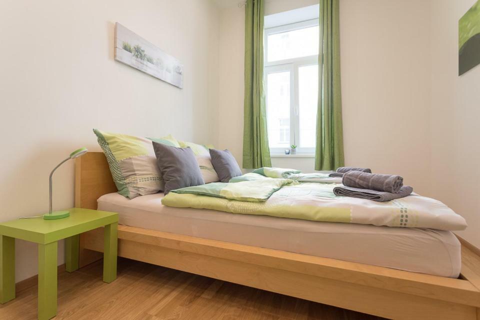 Bright Red Heart Apartment In Leopoldstadt เวียนนา ภายนอก รูปภาพ