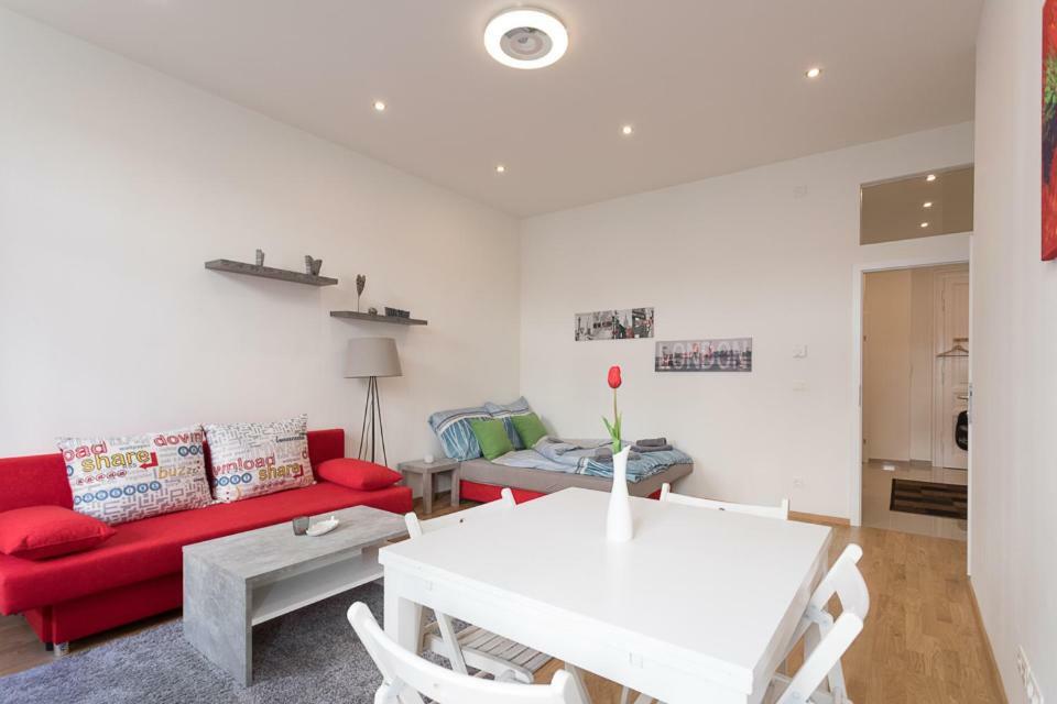 Bright Red Heart Apartment In Leopoldstadt เวียนนา ภายนอก รูปภาพ