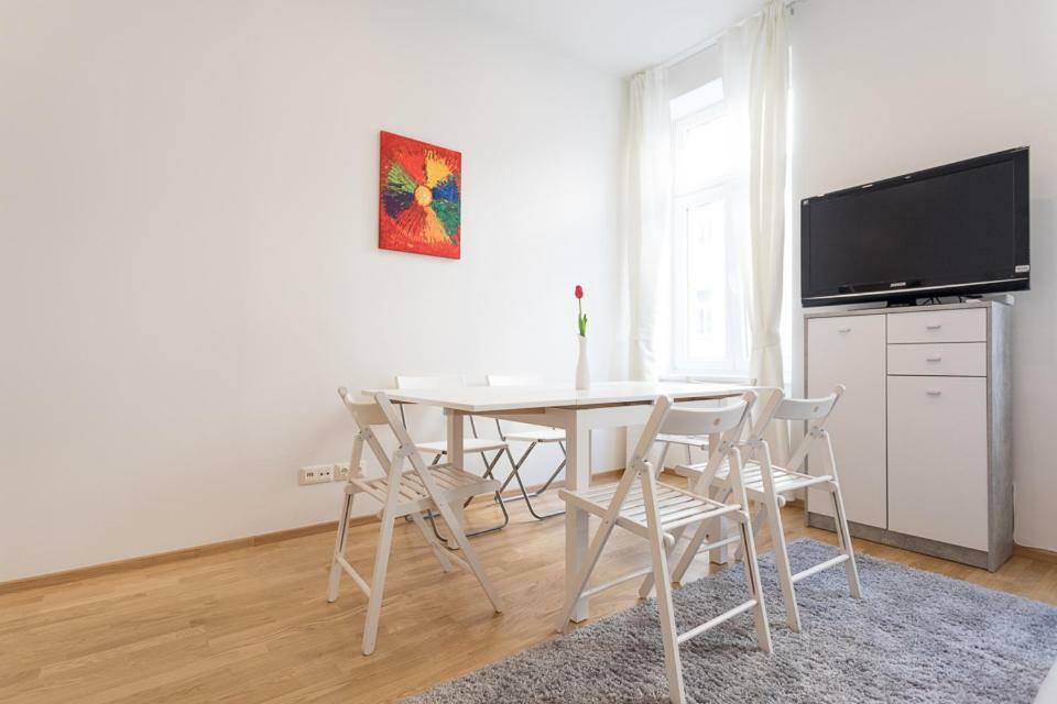 Bright Red Heart Apartment In Leopoldstadt เวียนนา ภายนอก รูปภาพ