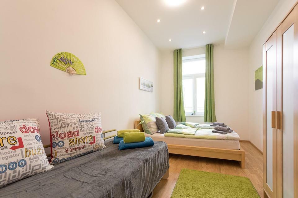 Bright Red Heart Apartment In Leopoldstadt เวียนนา ภายนอก รูปภาพ