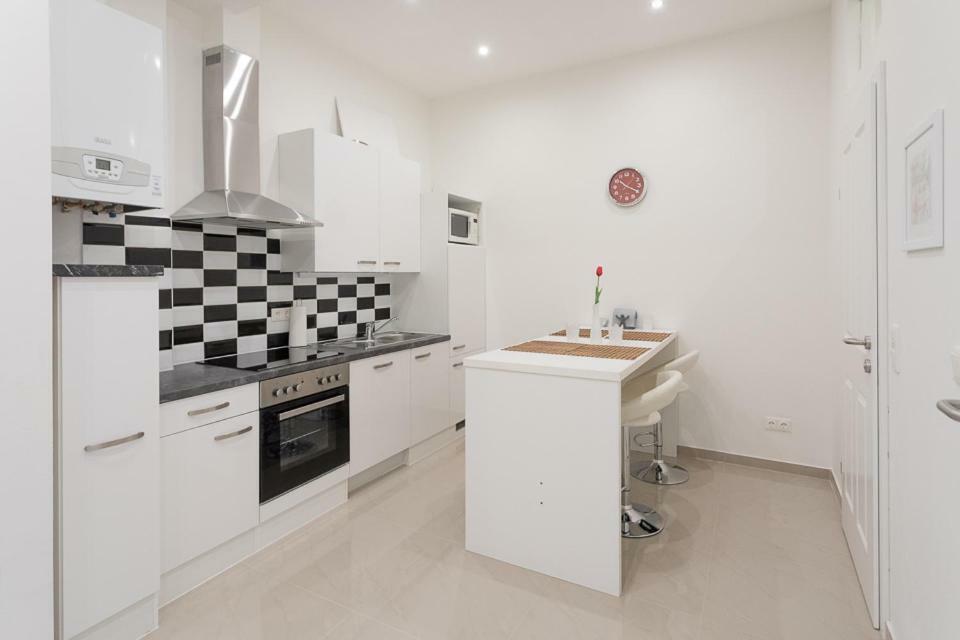 Bright Red Heart Apartment In Leopoldstadt เวียนนา ภายนอก รูปภาพ