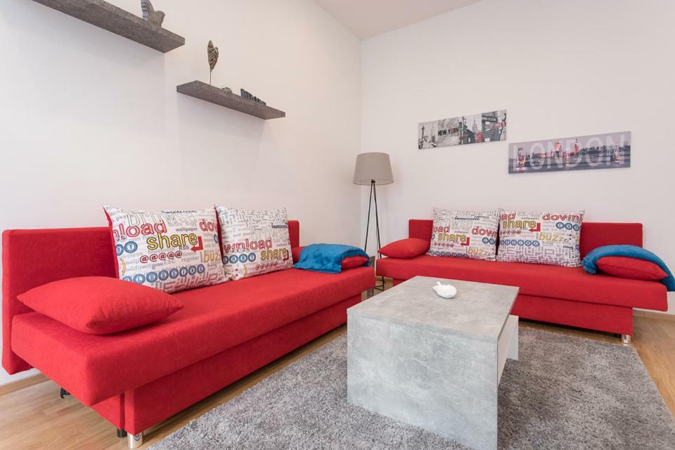 Bright Red Heart Apartment In Leopoldstadt เวียนนา ภายนอก รูปภาพ