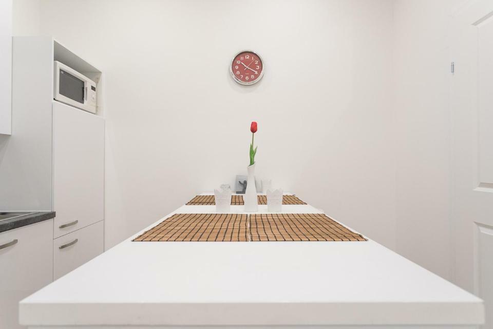 Bright Red Heart Apartment In Leopoldstadt เวียนนา ภายนอก รูปภาพ